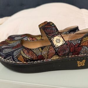 Alegria Women's Floral Pattern Mary Jane Flats